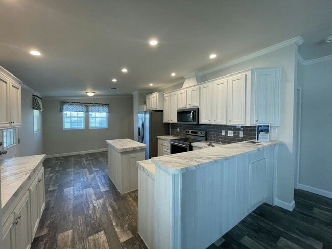 Building Photo - 906 Guadeloupe W