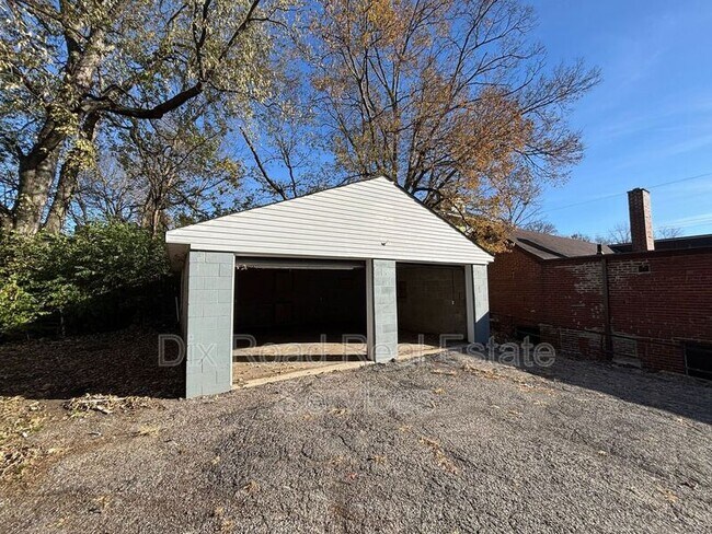 Building Photo - 810 Sunset Ave