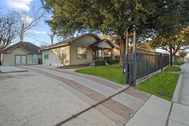 Building Photo - 1615 Airline Dr