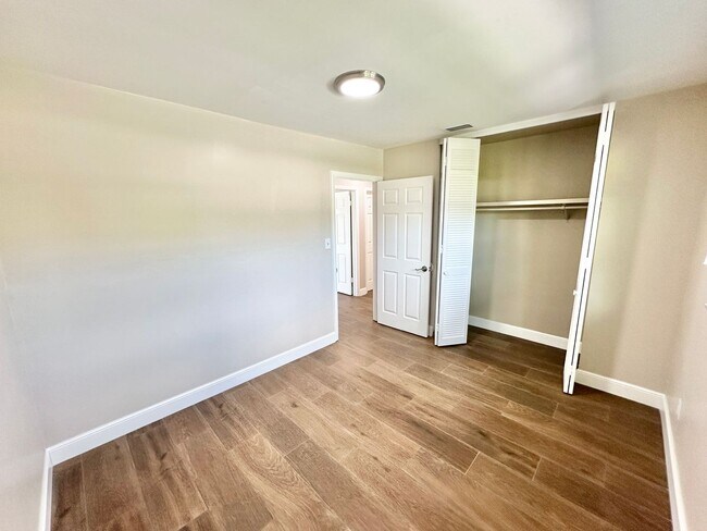 Building Photo - ** CENTRAL NAPLES **4 BED / 2 BATH ** POOL**PETS OK**ANNUAL RENTAL**