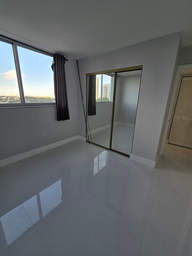 Building Photo - 1700 NW North River Dr