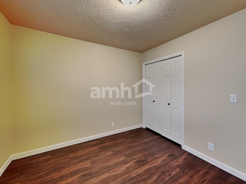 Building Photo - 4707 Oxbow Ave