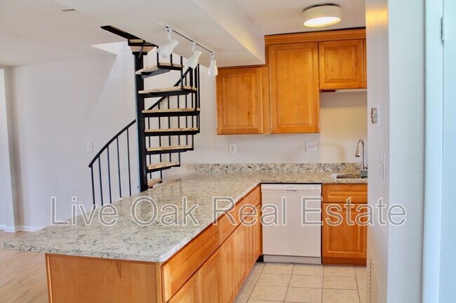 Building Photo - 3200 Lynnhaven Dr