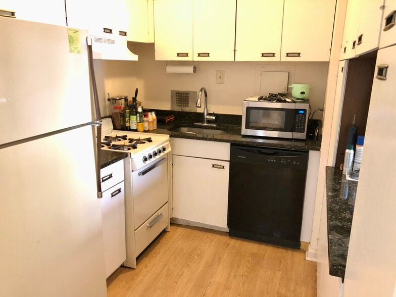 Kitchen - 950 25th St NW