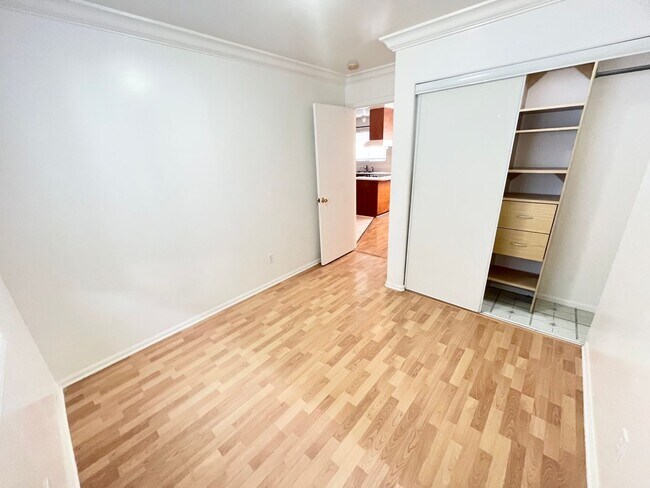 Building Photo - 1119B Banyan St.