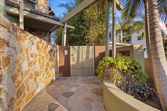 Building Photo - 411 Orange Ave