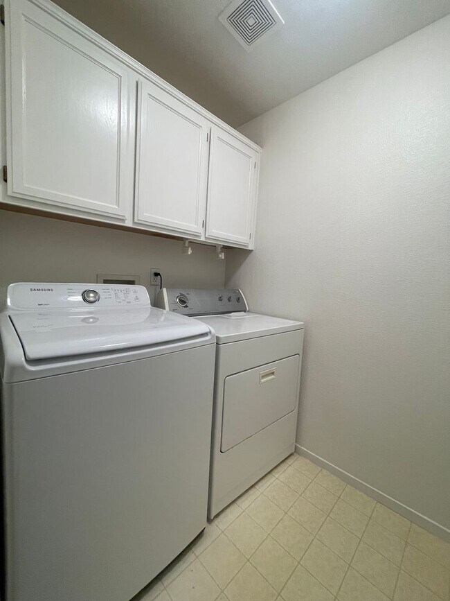 Building Photo - Wonderful Home Close to Shopping and Public Transportation.