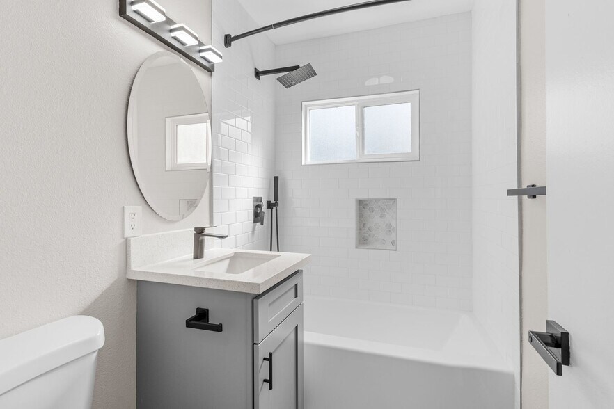 Building Photo - 113 S Lillie Ave