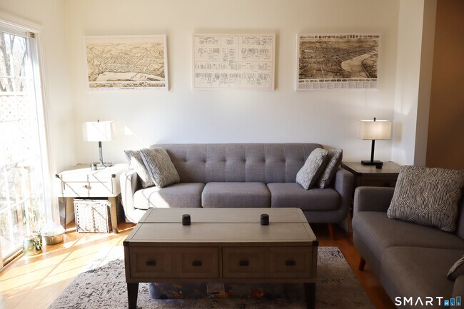 Building Photo - 25 W Silver St