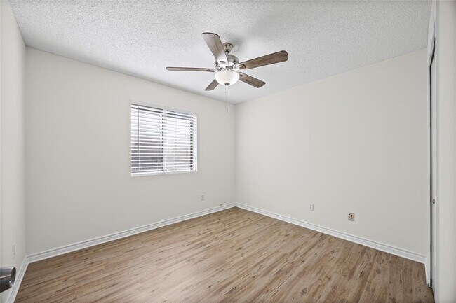 Building Photo - 806 Calico Dr