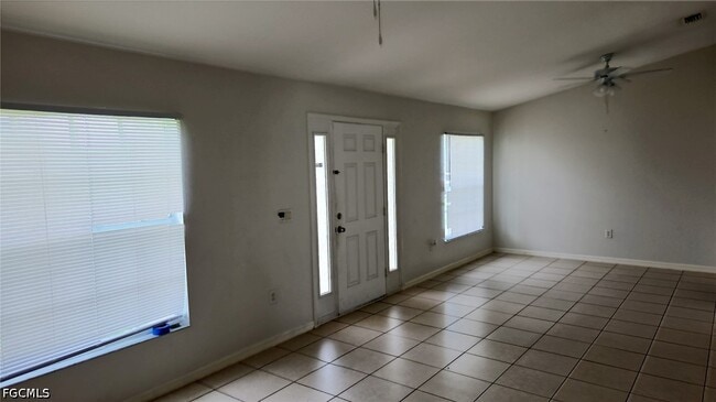 Building Photo - 832 Palomino St E