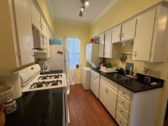Building Photo - 303 W 35th St