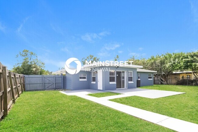 Building Photo - 3 Bedroom Pet-Friendly Home in ORLANDO, FL with Main Street Renewal