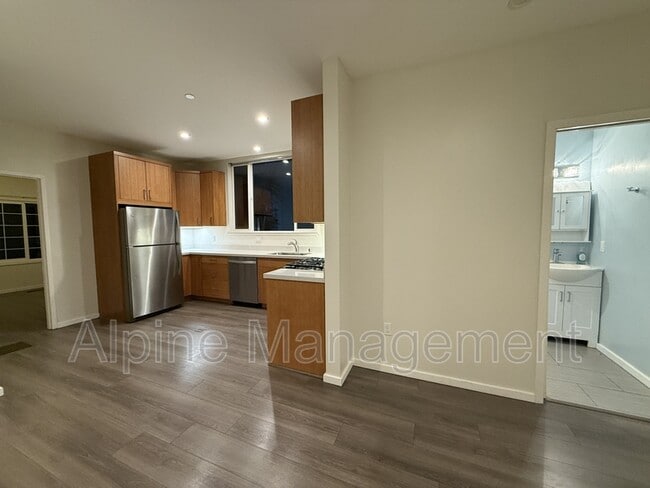 Building Photo - 562 29th St