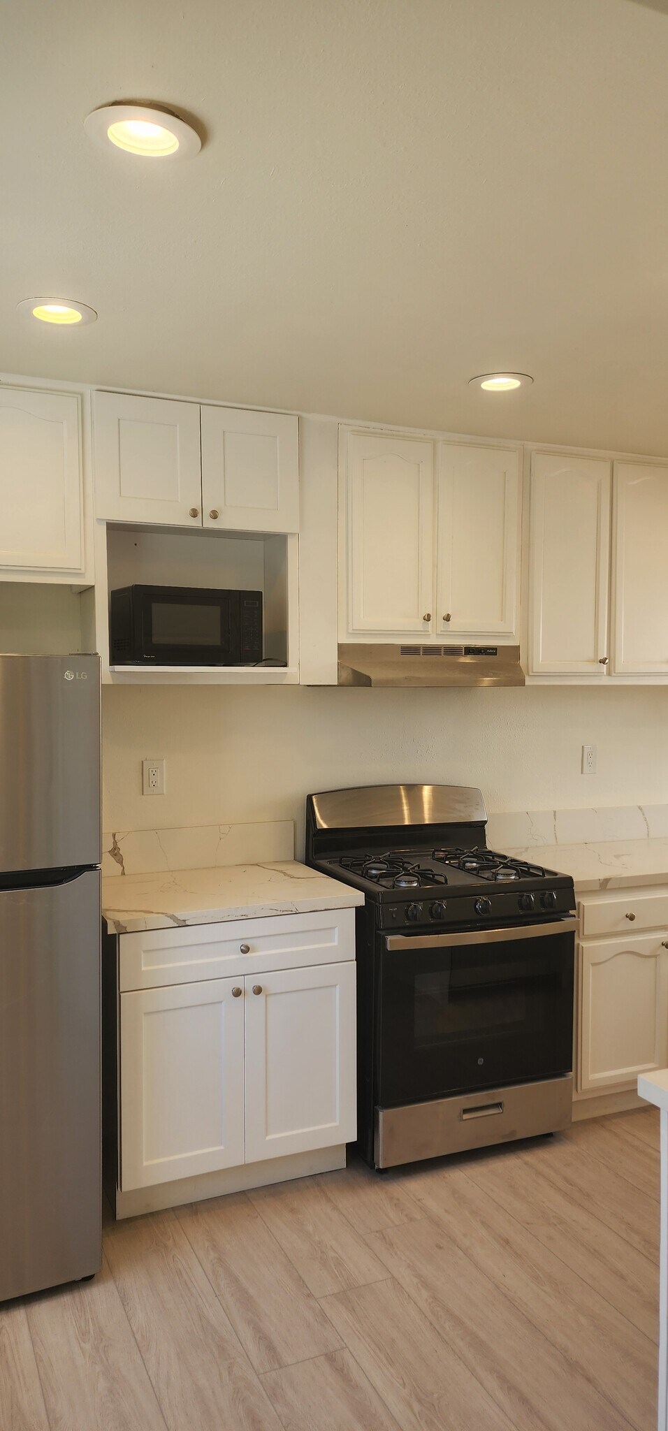 Building Photo - 950 N Kingsley Dr