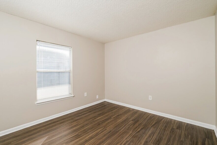 Building Photo - 7899 Cherry Blossom Dr N