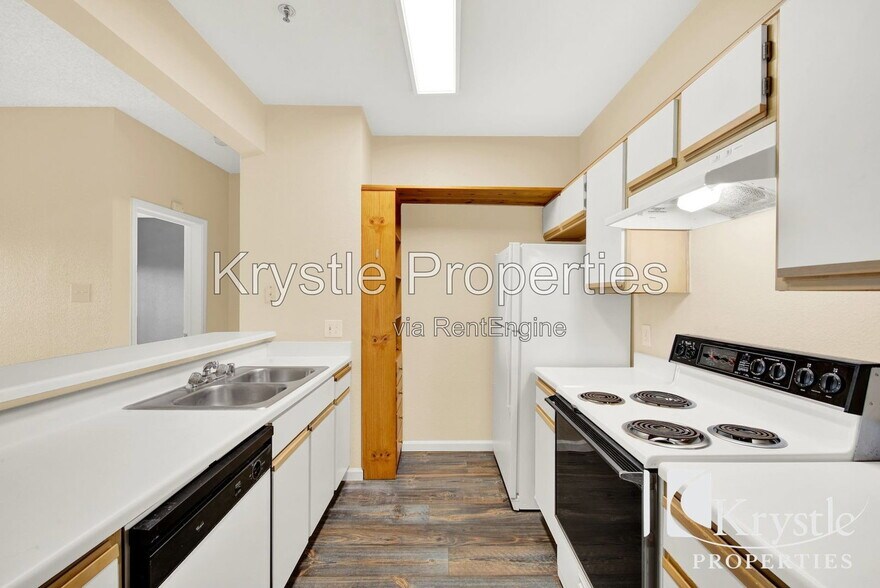 Building Photo - 1201 Glen Cove Pkwy