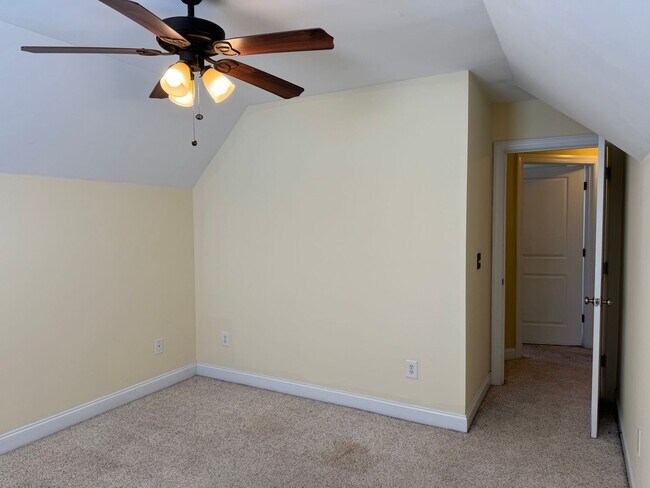 Building Photo - Beautiful Home in River Bluffs