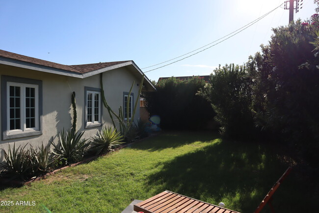Building Photo - 1526 W Wilshire Dr