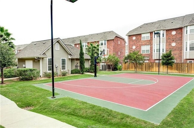 Building Photo - Pre-Leasing 4/4.5 Lakeridge Townhome Minutes From TAMU!!