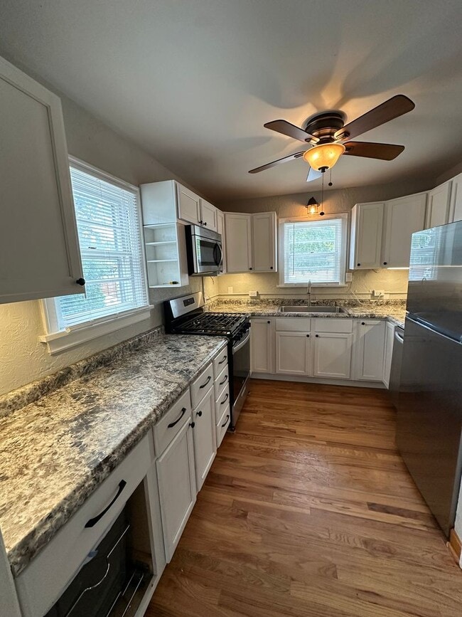 Building Photo - 2 BEDROOMS PLUS BONUS ROOM, 2 BATHROOM, SINGLE FAMILY HOME