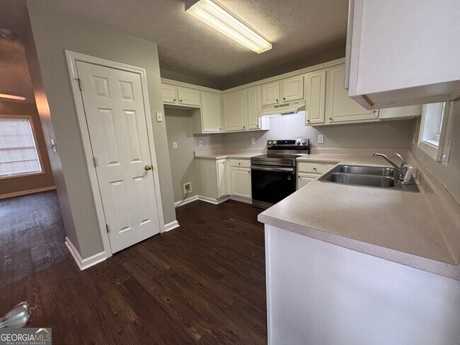 Building Photo - 43 Canterbury Dr