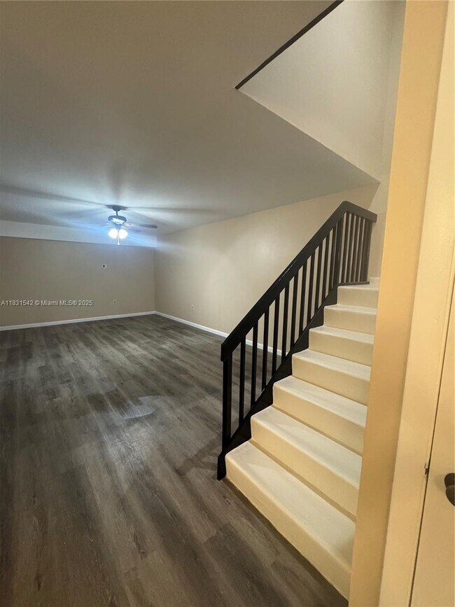Building Photo - 119 Live Oak Ln