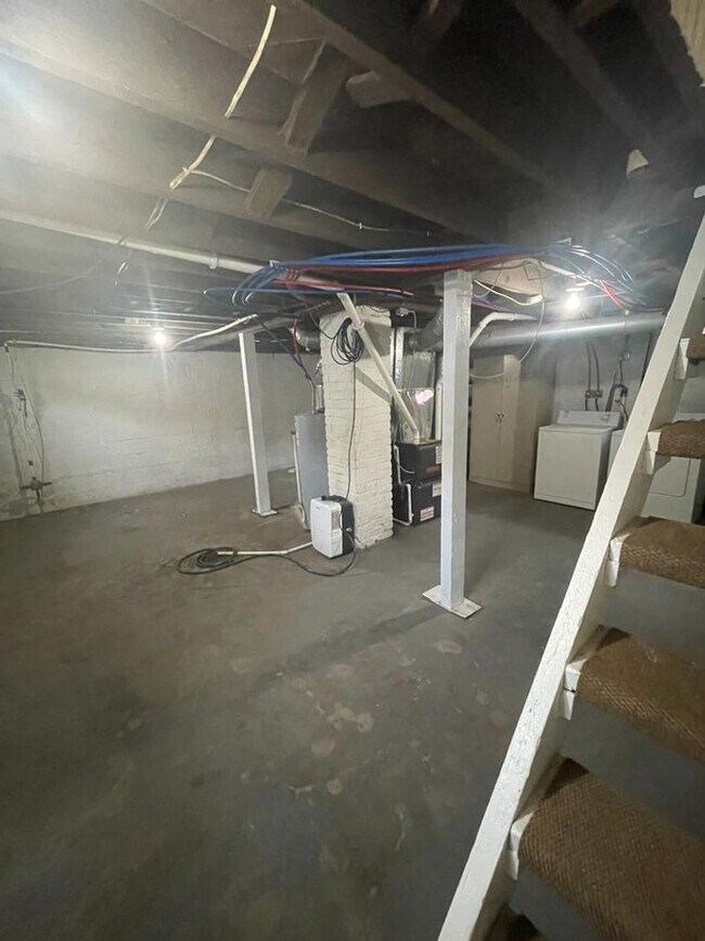 Building Photo - 1909 S Brookfield St