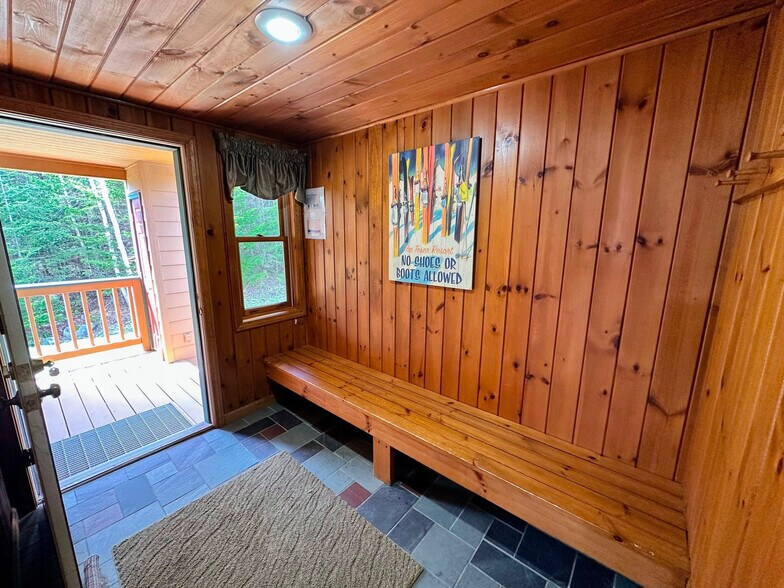 Building Photo - 496 Hannah Loop