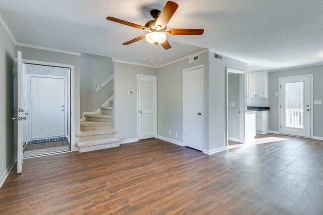 Building Photo - Beautiful Two Bedroom Columbia Duplex – Mi...