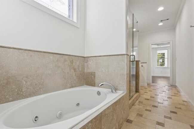 Building Photo - 546 Highland Ave NE