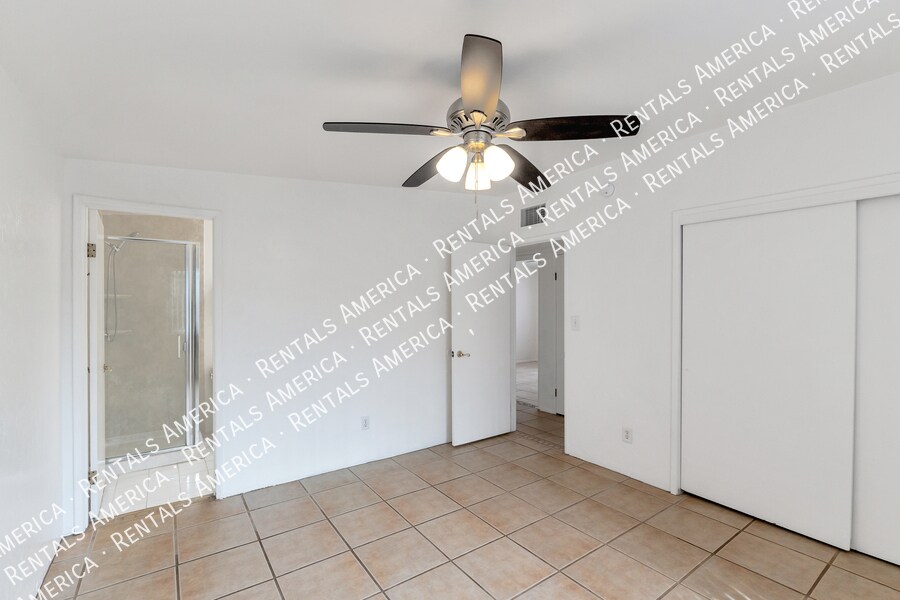 Building Photo - 801 E Holaway Dr