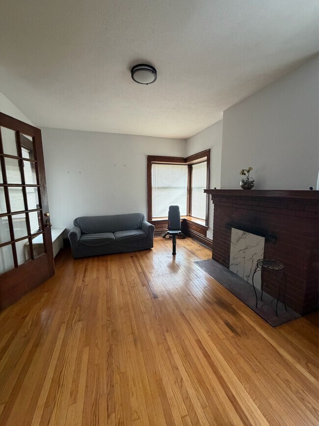 Building Photo - 612 Cherry St