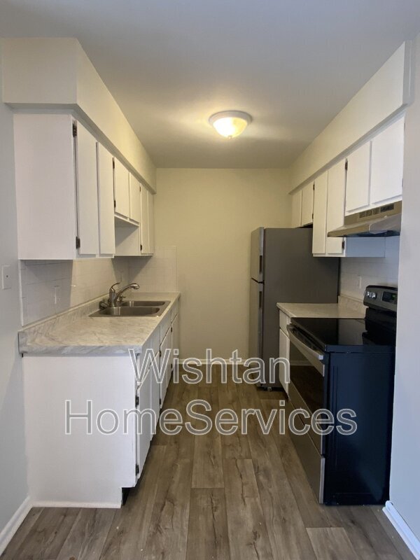 Building Photo - 204 Charleston Blvd