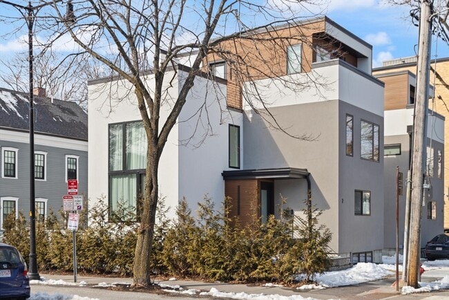 Building Photo - 2 Soden St