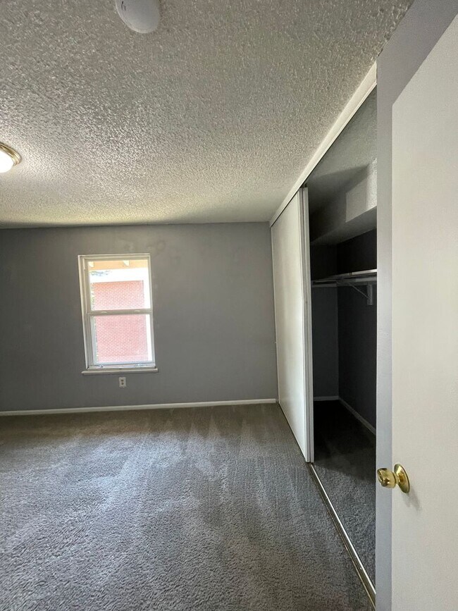 Building Photo - 2B/1B Upper Level Condo in Cottonwood Vill...