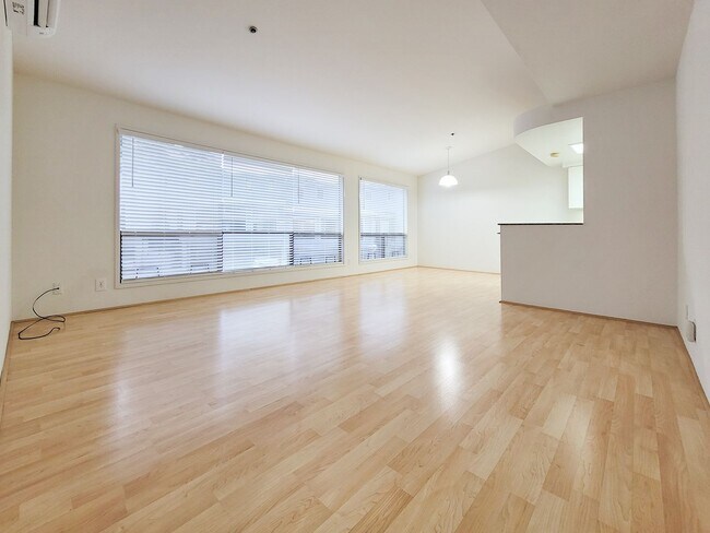 Building Photo - Rarely Available 2BR / 2.5Bath / 2 Parking Carport with 2 Storage Lockers at Nuuanu Streamside!