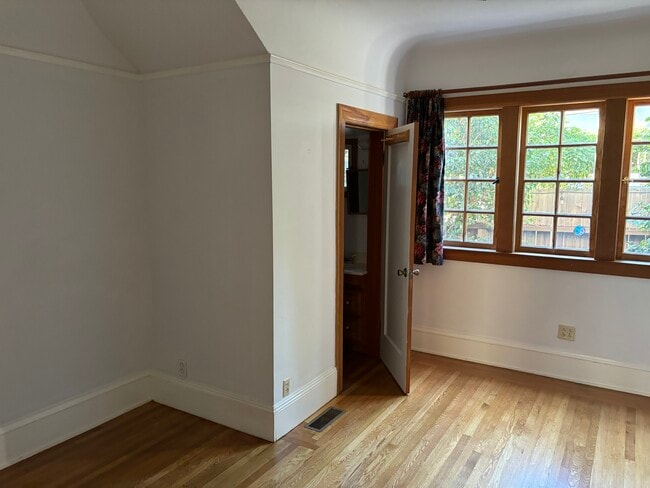 Building Photo - 6448 Benvenue Ave