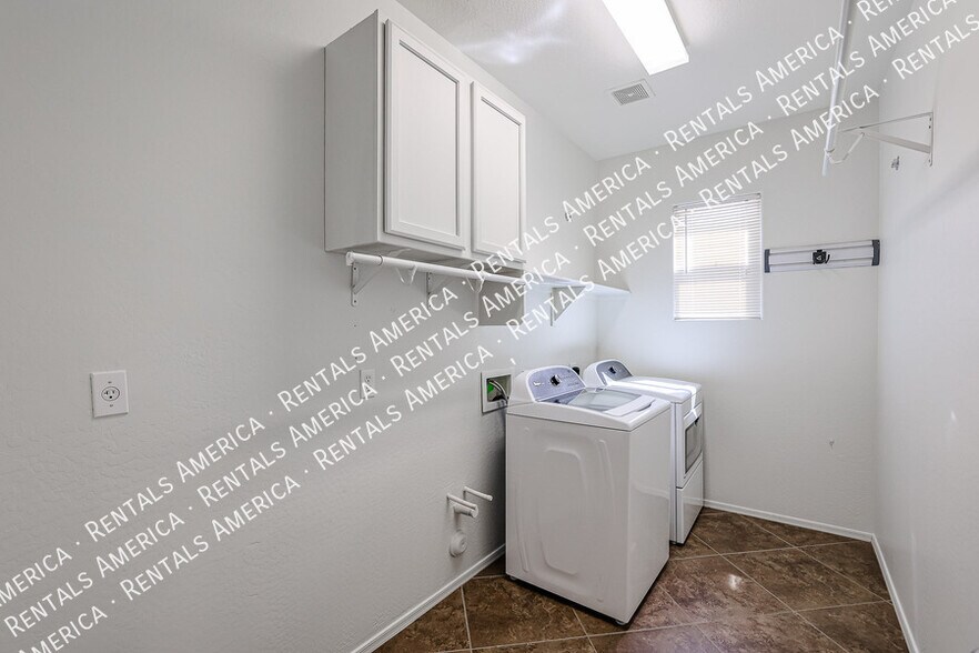 Building Photo - 5907 S 56th Dr