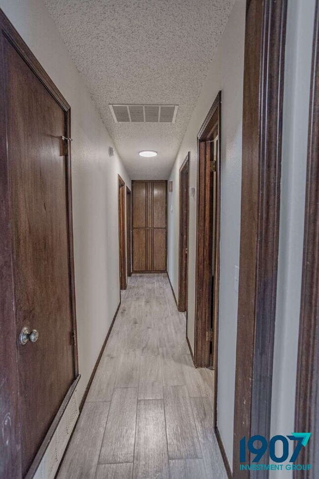 Building Photo - Charming Brick Home with Modern Updates and Large Backyard in Moore!