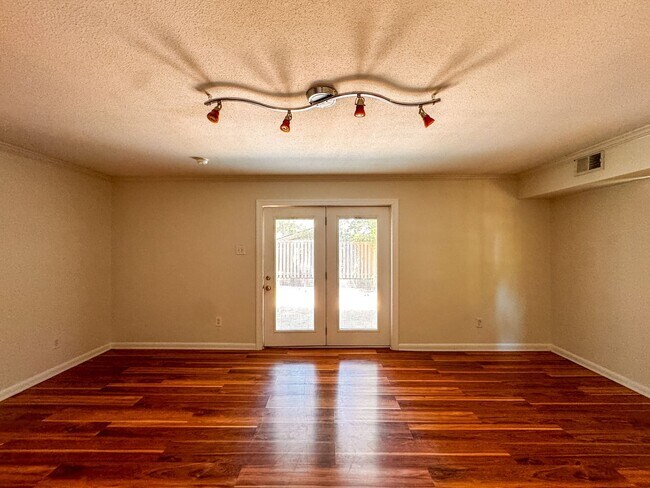 Building Photo - Spacious 4 Bed 2.5 bath Home Close to Fort Bragg
