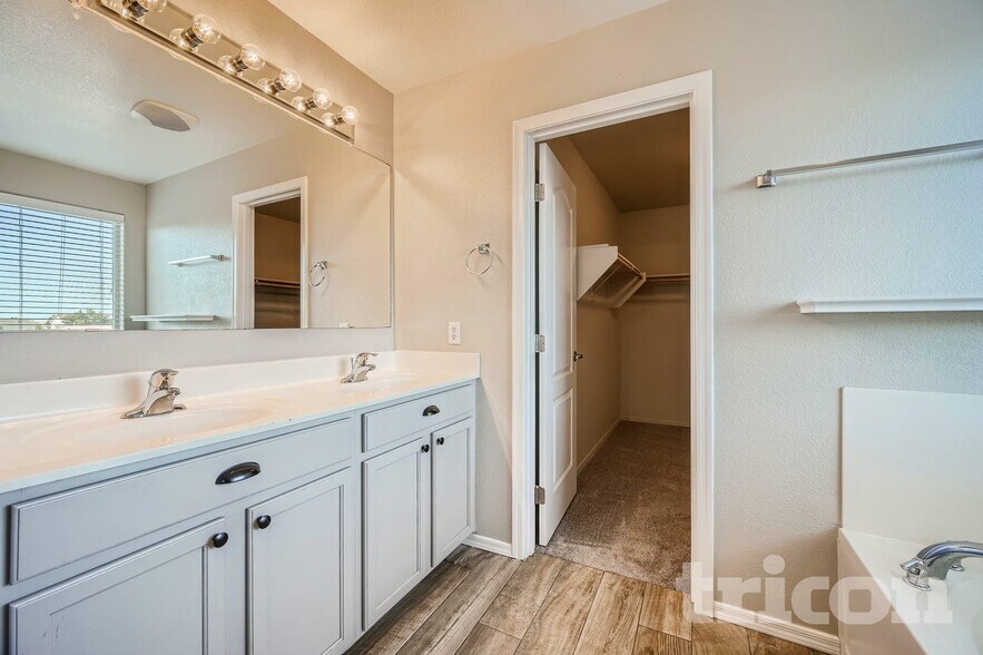 Building Photo - 1098 E Kelsi Ave