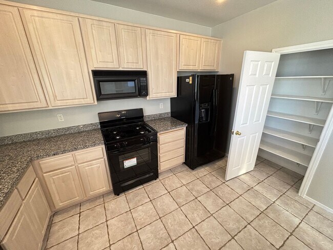 Building Photo - Spacious 3Bed/3Bath Two Story Home Located...