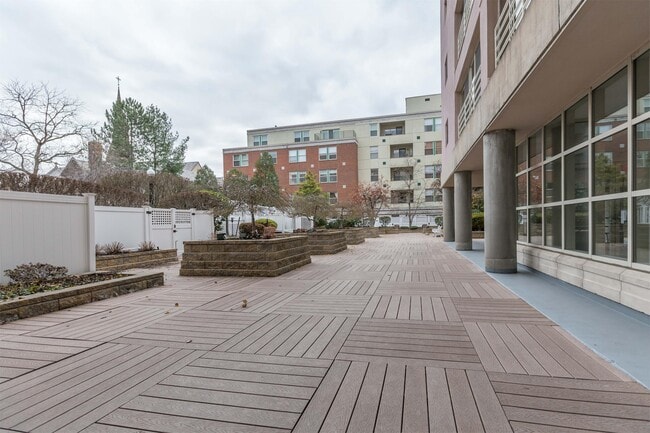 Building Photo - 20 Webster St