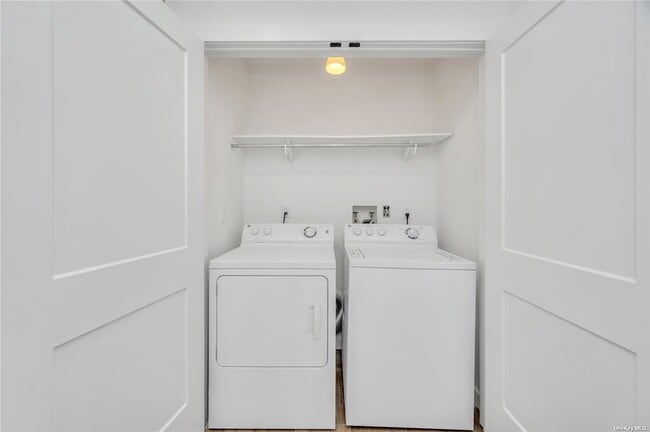 Building Photo - 141 Lakebridge Dr N