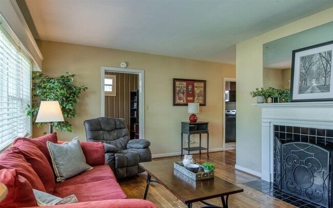 Building Photo - Beautiful three Bedroom One Bathroom For Rent
