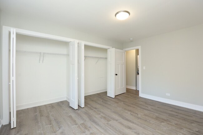 Building Photo - 533 W Surf St