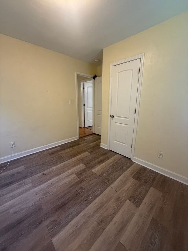 Building Photo - Cozy 2 Bed home Available Now!