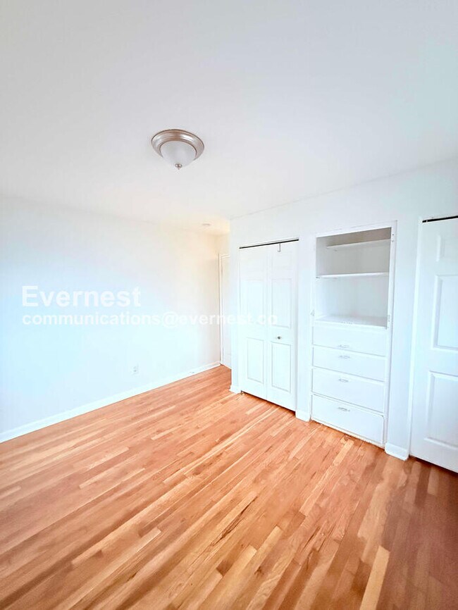 Building Photo - 15601 Schoolcraft Rd