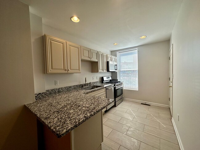 Building Photo - Apartment in Upper Fells Point!